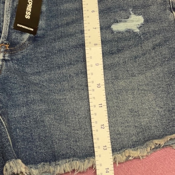 NWT Express ladies boyfriend midi mid-rise denim shorts, size 4 - Picture 9 of 10